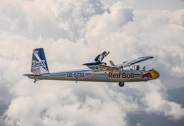 Plane Climb - Domen Škofic (c) Mirja Geh / Red Bull Content Pool
