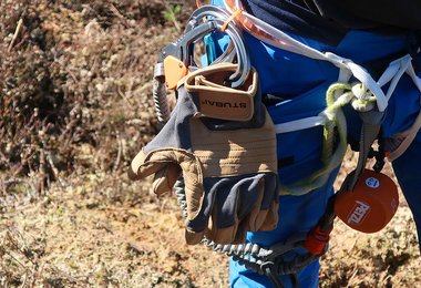 Praktisch - dank dem Loch kann man die Stubai Goat Seilhandschuh auch perfekt an den Gurt hängen.
