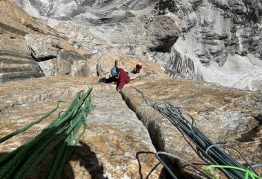 In der Route Eternal Flame am Trango Tower (c) Julius Brunner 