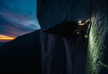 Babsi beim nächtlichen Nachstieg in der Great roof Länge der Nose am El Cap (c) Zangerl/Larcher
