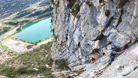 Gerhard Wiedemann entscheidet sich für die linke 6-/6 Möglichkeit in der 6te Seillänge der Piccolo Diedro M K - Due Laghi