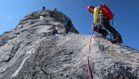 Oft muss man auf dem Olperer Nordgrat etwas warten - Olperer Überschreitung