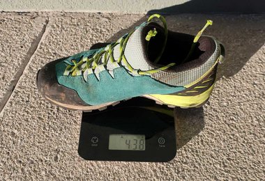 Unser Makra Pro Low GTX von Hanwag wiegt 438 Gramm pro Stück