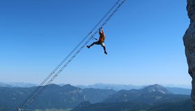 Nicht zur Nachahmung empfohlen! Ein Klettersteiggeher an der Rückseite der 40-Meter-Riesenleiter.