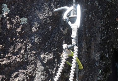 Die Karabiner sind beim Umhängen schön nahe beisammen.