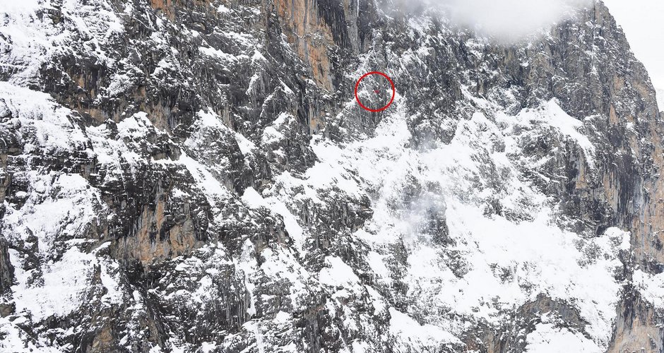 Im roten Kreis schwebt der Rega-Helikoter beim Einsatzort. (c) REGA
