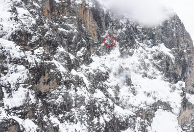 Im roten Kreis schwebt der Rega-Helikoter beim Einsatzort. (c) REGA