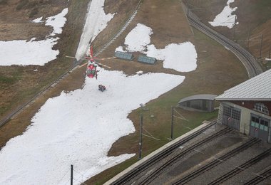 Die drei Personen werden beim Zwischenlandeplatz bei der Kleinen Scheidegg abgesetzt (c) REGA.
