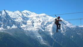 Im Hintergrund der Mont Blanc - Ferrata des Evettes - Chamonix