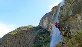 Die erste steile Stufe direkt neben dem Wasserfall - Stäibber Klettersteig