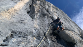 Kompakter, steiler Fels