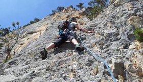 2.SL. Super schöner und rauer Fels.