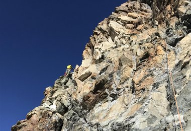 Kurz vor dem Gipfel am Furggengrat des Matterhorns während der Besteigung aller vier Matterhorn Grate © Andy Steindl