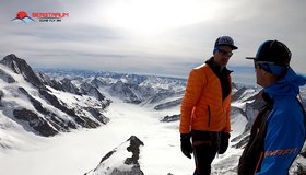 am Gipfel- links im Hintergrund das Finsteraarhorn
