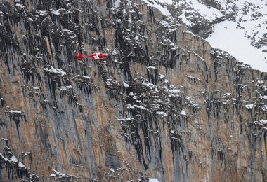 Die drei Personen werden zum Zwischenlandeplatz bei der Kleinen Scheidegg geflogen. (c) REGA