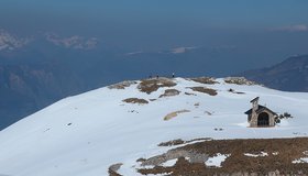 Die Damiano Kapelle unterhalb des Monte Altissimo di Nago Gipfels.
