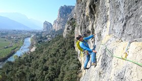 Die Querung in der 2ten Seillänge der In memoria di Ugo Ischia an der Parete San Paolo