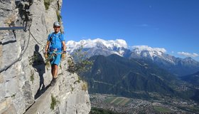 Auf einer der Balken-Brücken
