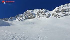 die Ostrinne und der Gipfel links davon