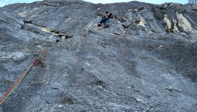 4. SL - Schöner Anfang über griffigen Fels.