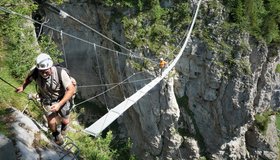 Die lange Hängebrücke am Ende des Steiges