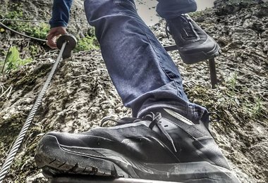 Mit dem Arc‘teryx Vertex Alpine GTX am Klettersteig