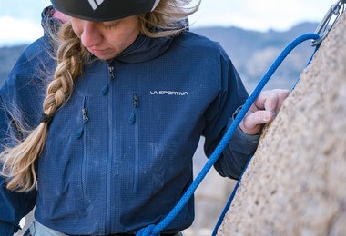 Beim klettern mit dem Helixir Shell Jkt 
