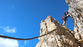 Am Sagzahn Klettersteig (gestufte Rinne in der Mitte).