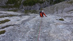 Florian Kluckner in den steilen Platten des unteren Teils