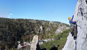 Teilweise recht steile Kletterei - im Hintergrund eine alte Burgruine (Schwarzer Turm)