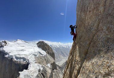 In der Route Eternal Flame am Trango Tower (c) Julius Brunner 