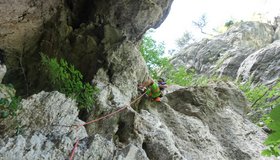 5. Seillänge, steil rechts von der Höhle