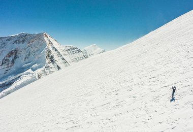 Benedikt „Bene“ Böhm bei der Abfahrt vom Dhaulagiri VII (7.246 m) Fotos: Dynafit: Alex-D-Emilia