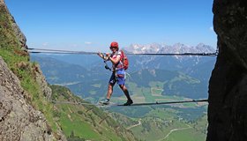 Die kleine Seilbrücke führt zur D-Variante (Da Zache).