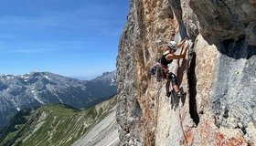 Die tolle Hangelschuppe in 4.SL - Scharnitzspitze Direkte Südwand - Spitzenstätter Baldauf