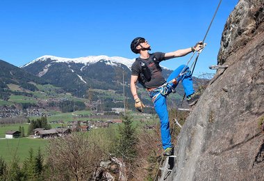 Mit dem Stubai Goat Seilhandschuh hat man das Stahlseil immer fest im Griff.