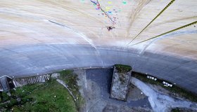 Gewaltige Eindrücke in der Route "The Wall" an der Mauer des Schlegeisstausees. 4te Seillänge, da hängt das Seil vom Stand komplett frei hinunter.