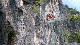Die perfekte Plattenrampe in der ersten Seillänge der Bella e Cattiva - Val di Ledro