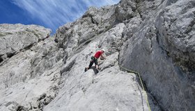Die Rampe vor der schwierigen Platte in der 2. Seillänge