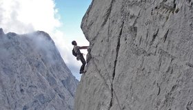 Der Nasenquergang in der Düflerführe Totenkirchl Westwand