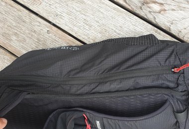 Millet Trilogy Sky 25+ - der seitliche Reißverschluss