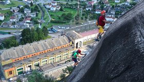 Im Hintergrund das E-Werk - Ferrata Gianni Succetti in Mese