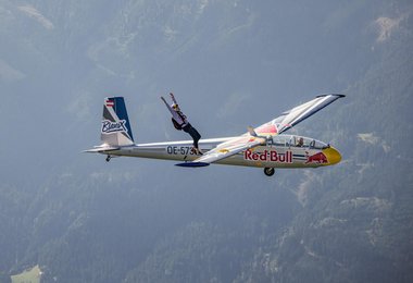 Plane Climb - Domen Škofic (c) Mirja Geh / Red Bull Content Pool