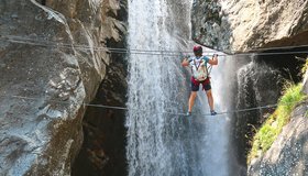 Auf der letzten Seilbrücke direkt am Wasserfall - Ferrata Cascade de Berard