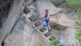Auf der kleinen Brücke nach dem Felsblock.