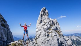 Bei einem Gratturm auf dem Sonneck Ostgrat vor der letzten Seillänge; Foto: Katharina Reiter