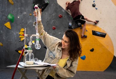 Anya Sherman untersucht mit einem Impinger (Partikelmessgerät) die Atemluft in Boulderhallen in Wien. C: Aaron Kintzi/CeMESS