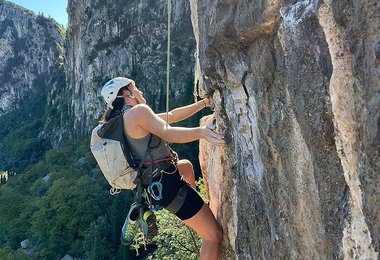 Der Makra Pro Low GTX von Hanwag hängt auch oft am Klettergurt.