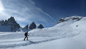 Auf der Bödenalpe, hinten die Drei Zinnen, der weiße Hügel ist der Sextner Stein