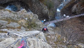 Die Leiter und darunter die 2. Nepalbrücke